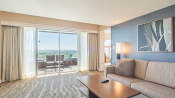 Executive Room, 1 King Bed, Corner | Living area | 43-inch LCD TV with cable channels, TV, pay movies