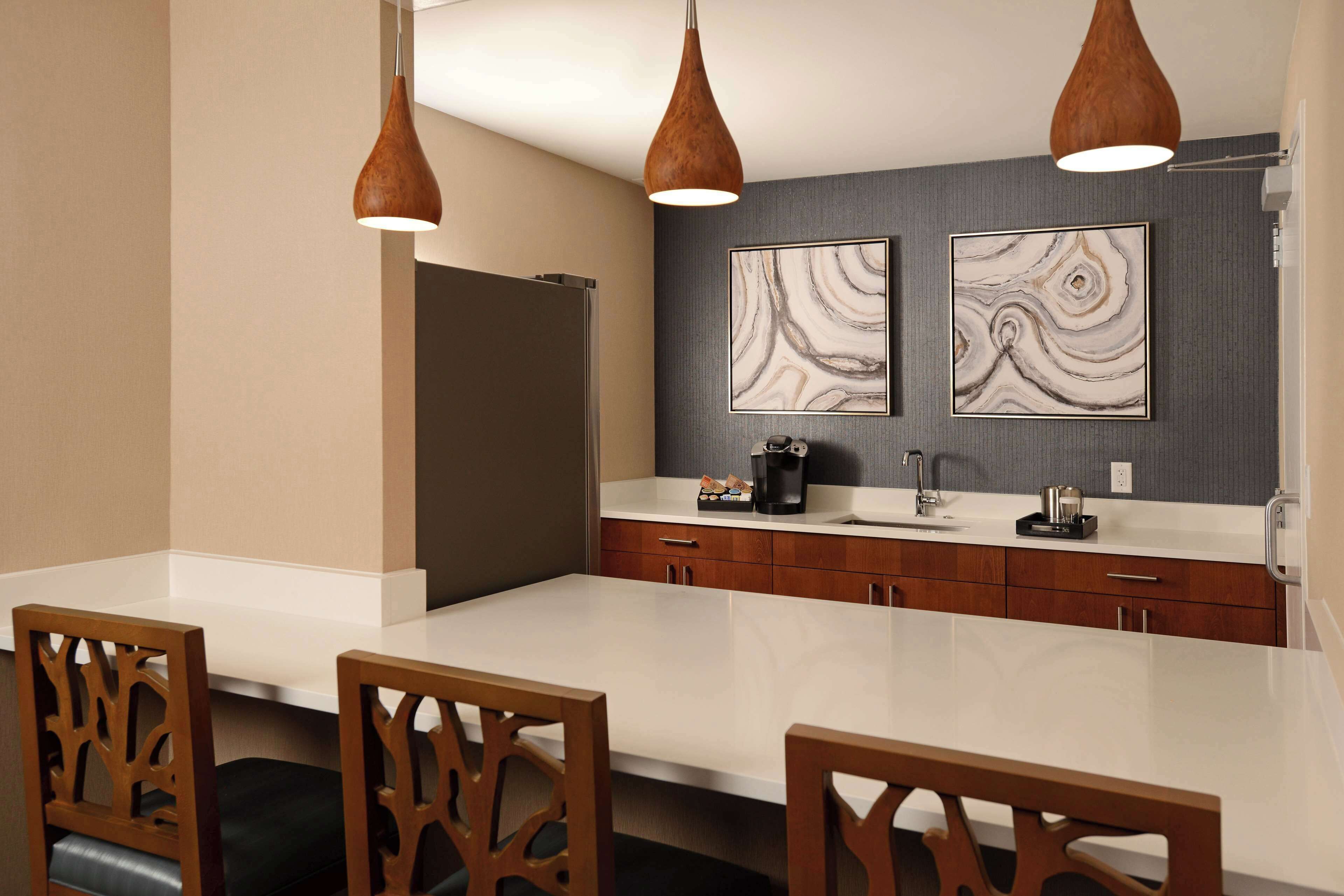 fridge, coffee/tea maker