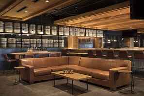 4 bars/lounges
