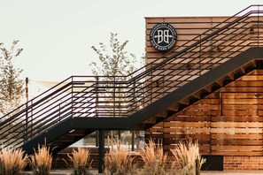 3 restaurants, breakfast served