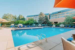 Una piscina techada, una piscina al aire libre de temporada