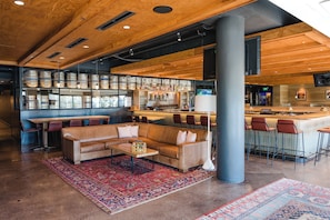 4 bars/lounges