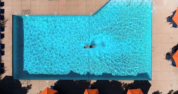 Una piscina techada, una piscina al aire libre de temporada