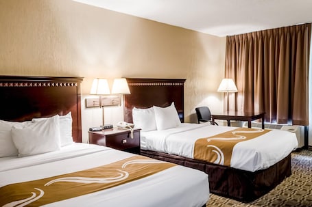 Ropa de cama de alta calidad y caja de seguridad en la habitación