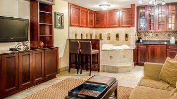 Ropa de cama de alta calidad y caja de seguridad en la habitación