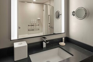 Ducha y bañera combinadas y artículos de higiene personal gratuitos