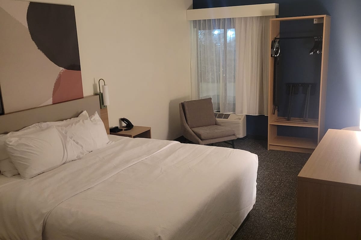 Ropa de cama hipoalergénica, cubrecamas y tabla de planchar con plancha