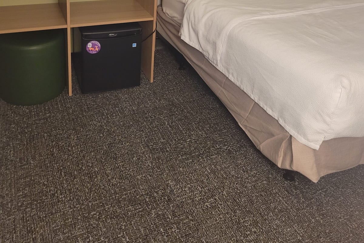 Ropa de cama hipoalergénica, cubrecamas y tabla de planchar con plancha