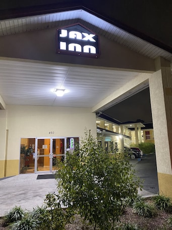 Entrada de la propiedad. Jax Inn