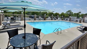 Outdoor pool, sun loungers