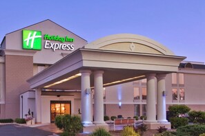 Ein Holiday Inn Express Hotel mit überdachter und barrierefreier Eingangszone.