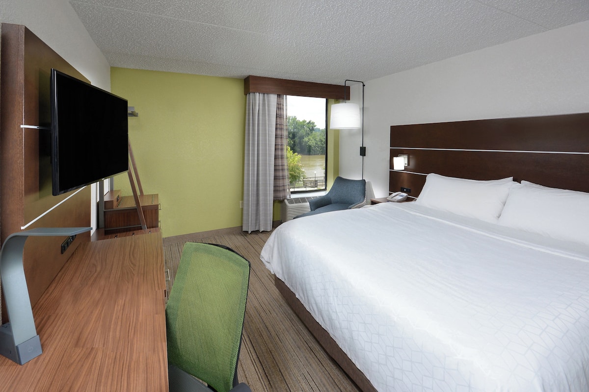 Standard Room, 1 King Bed | Premium bedding, in-room safe, desk, iron/ironing board