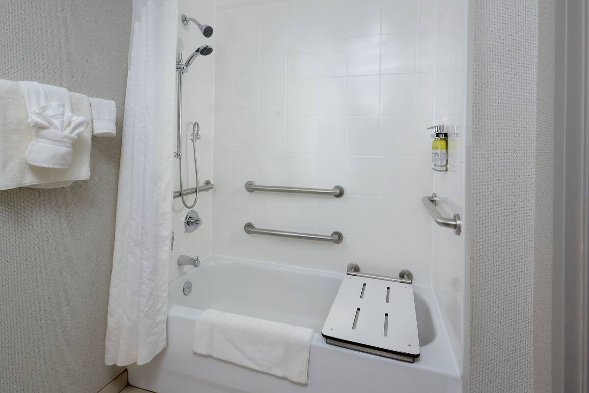Room, 1 King Bed, Accessible Bathtub (Communications, Mobility) | Bathroom | Combined shower/tub, free toiletries, hair dryer, towels