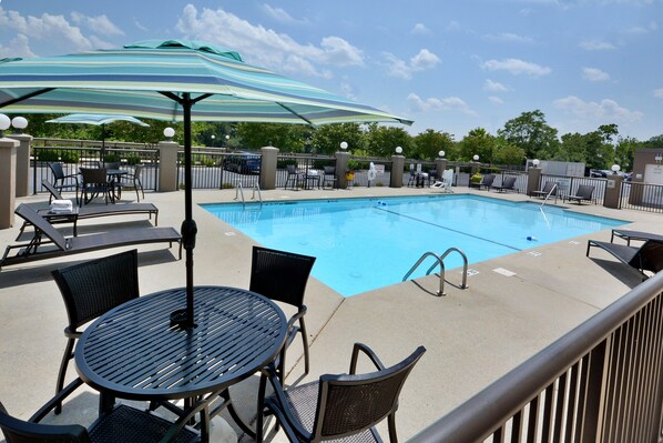 Outdoor pool, pool loungers