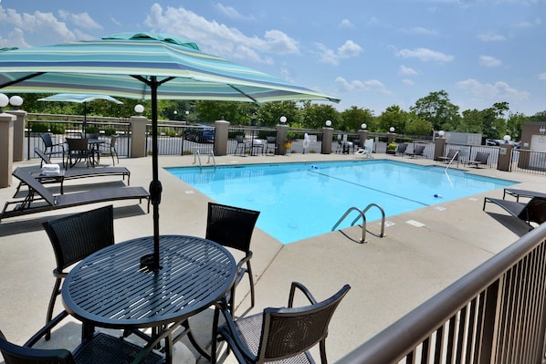Outdoor pool, pool loungers