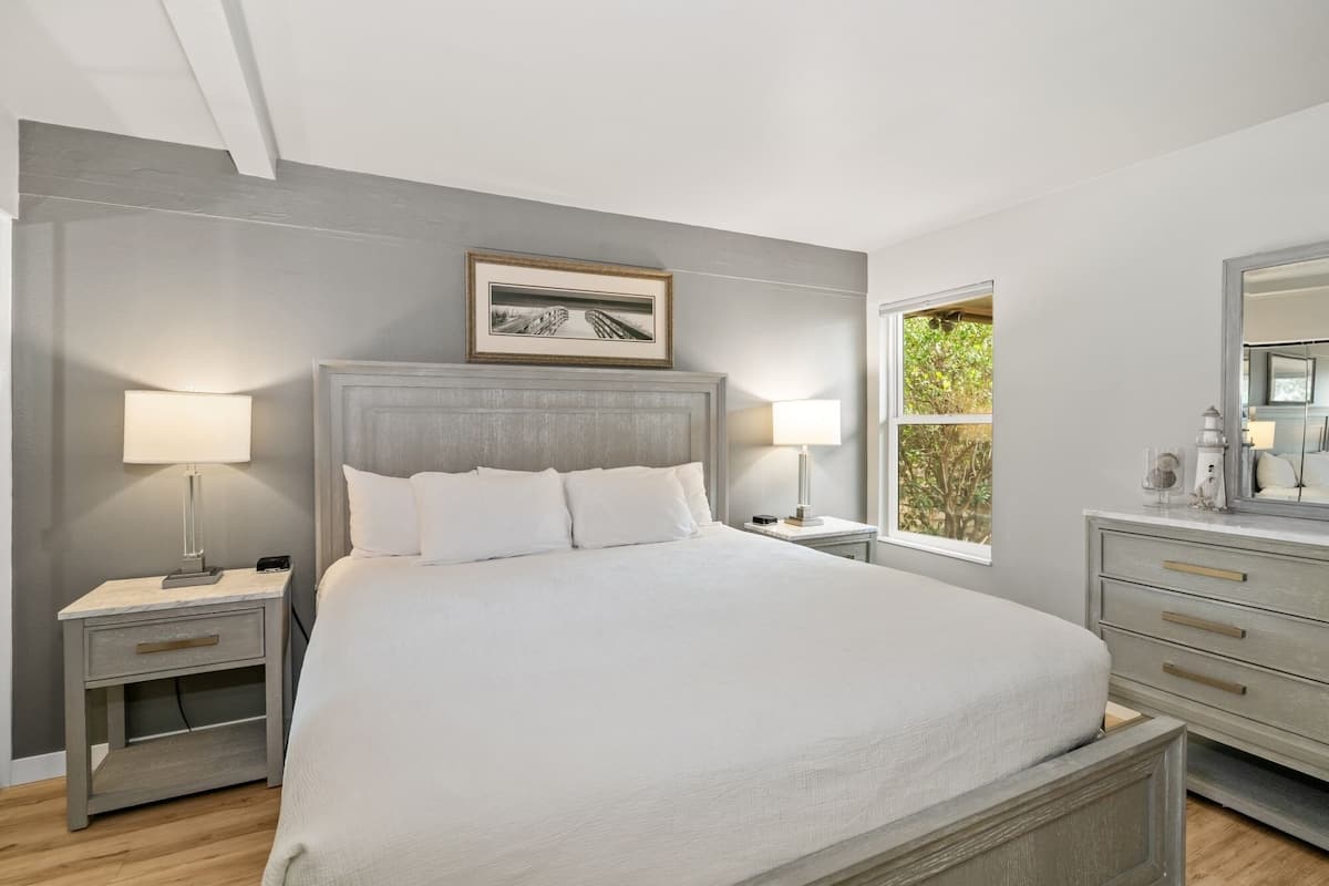Deluxe Condo, 1 King Bed with Sofa bed, Bay View (Bay Front 1 Bedroom King Suite Condo)