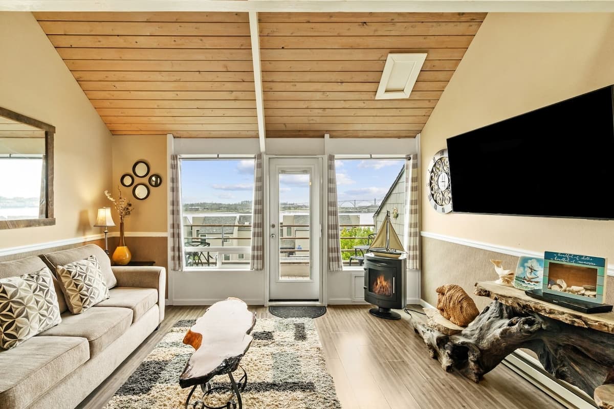 Standard Condo, 1 Queen Bed with Sofa bed, Bay View (One Bedroom Queen Suite Condo) | Living area