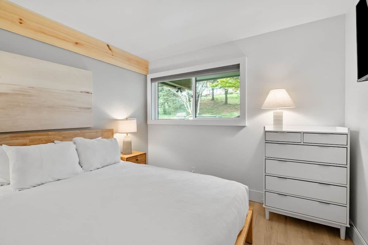 Deluxe Condo, 1 Queen Bed with Sofa bed, Bay View (Bay Front 1 Bedroom Queen Suite Condo)