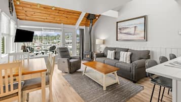 Deluxe-Apartment, 1 King-Bett und Schlafsofa, Buchtblick (Bay Front 1 Bedroom King Suite Condo) | Wohnbereich | Flachbildfernseher, DVD-Player