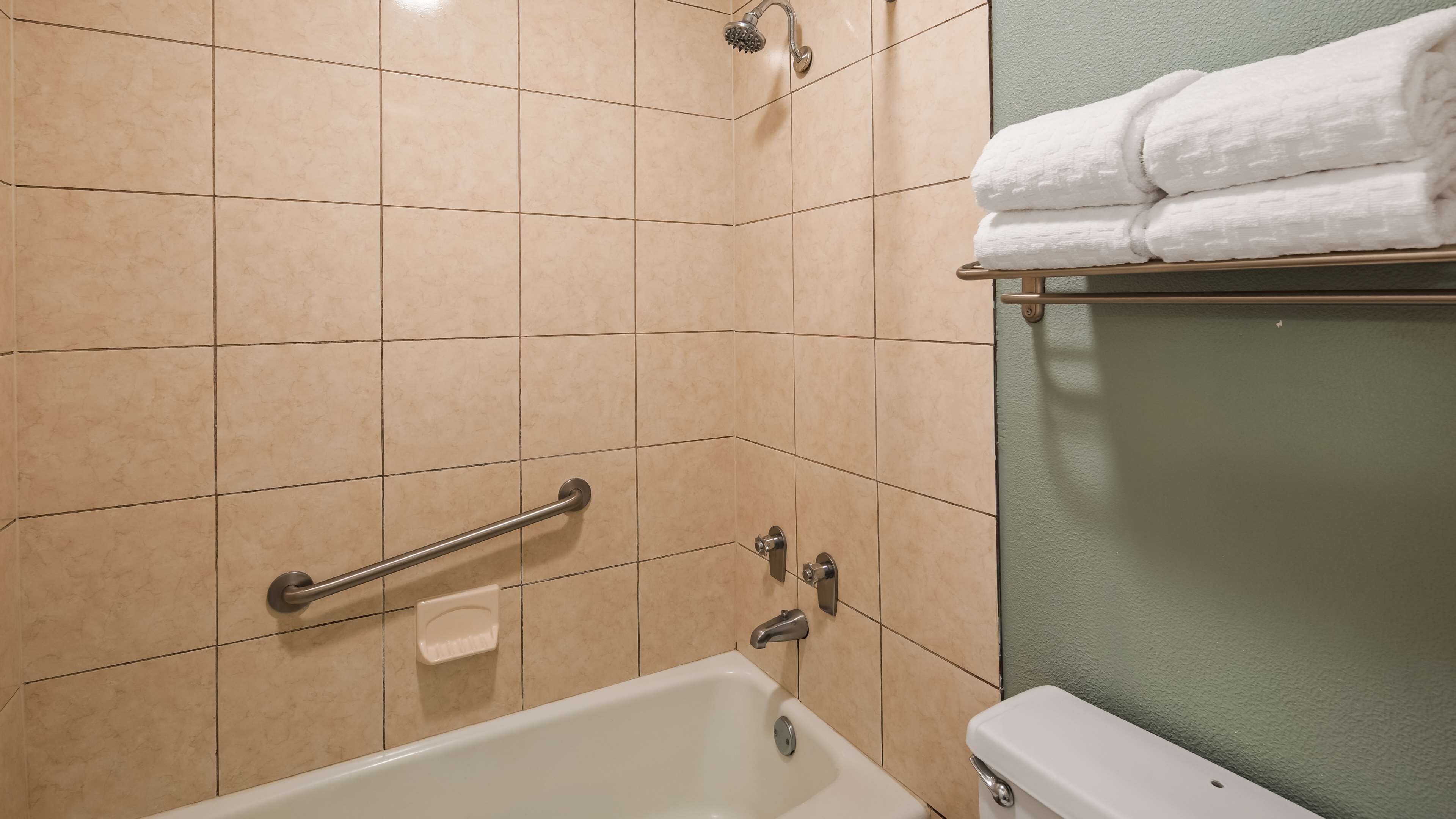 combined shower/bathtub, eco-friendly toiletries, hair dryer, towels