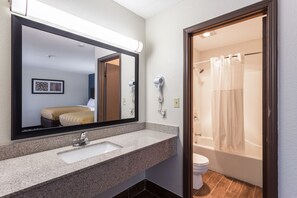 Combined shower/bathtub, free toiletries, hair dryer, towels - Quality Inn Farmington (Farmington)
