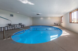 Una piscina techada, una piscina al aire libre de temporada
