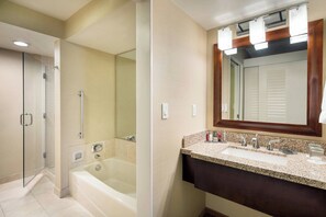 Bañera y ducha independientes y artículos de higiene personal gratuitos