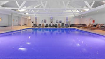 Indoor pool, sun loungers