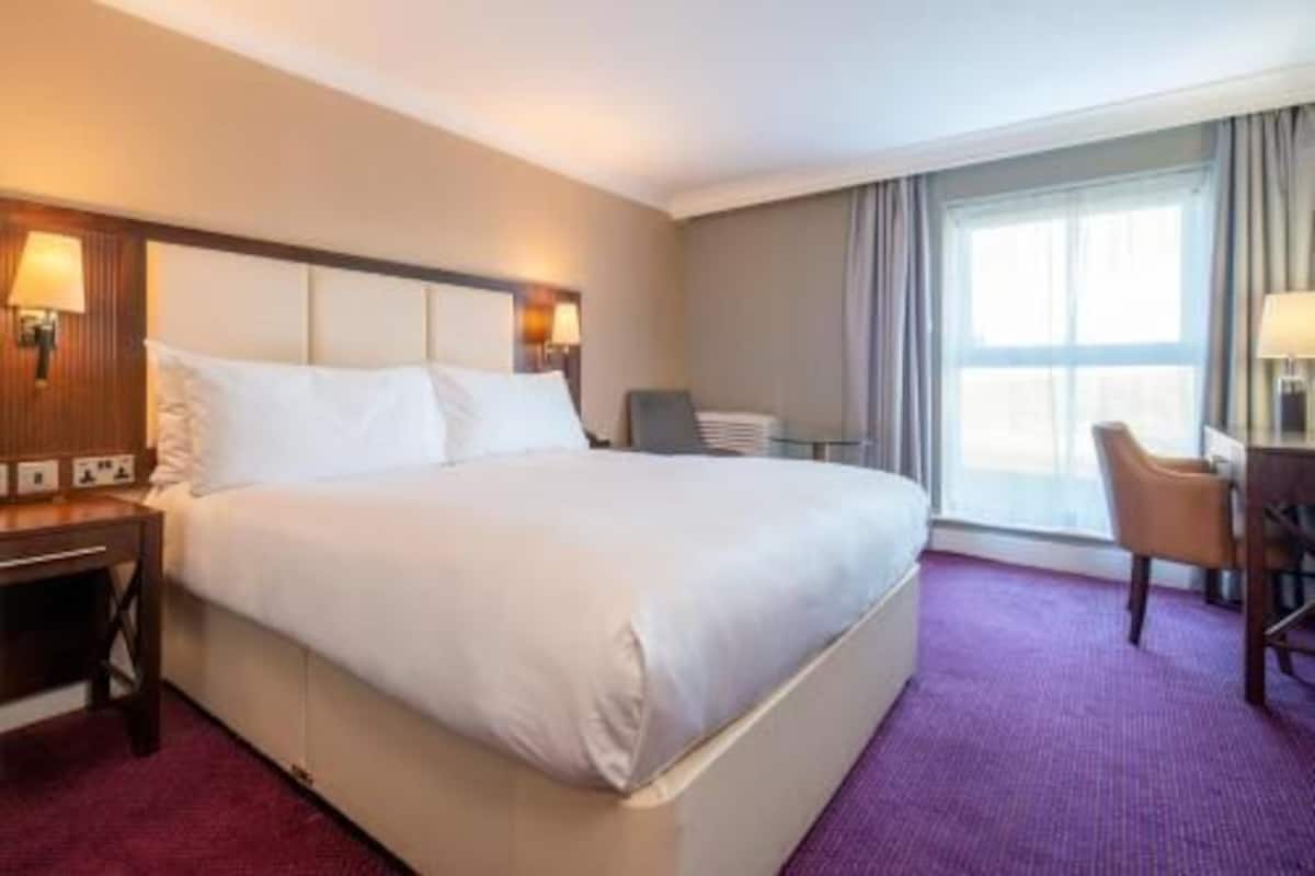 Premium bedding, in-room safe, desk, blackout curtains