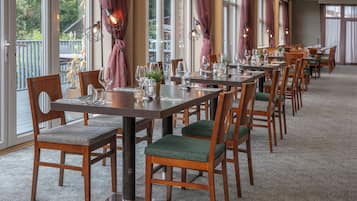 Ontbijtbuffet op werkdagen (GBP 15.00 per persoon)