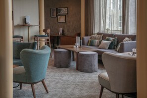 2 bares o lounges 