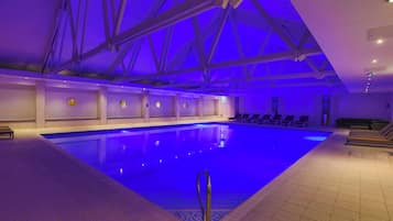 Inomhuspool och solstolar