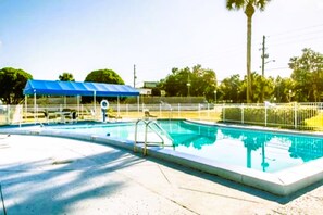 Una piscina al aire libre