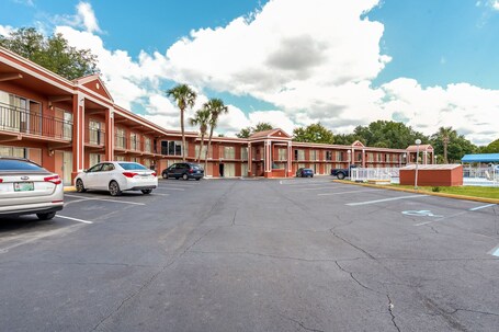 Front of property. OYO Hotel Mustang Silverspring FL
