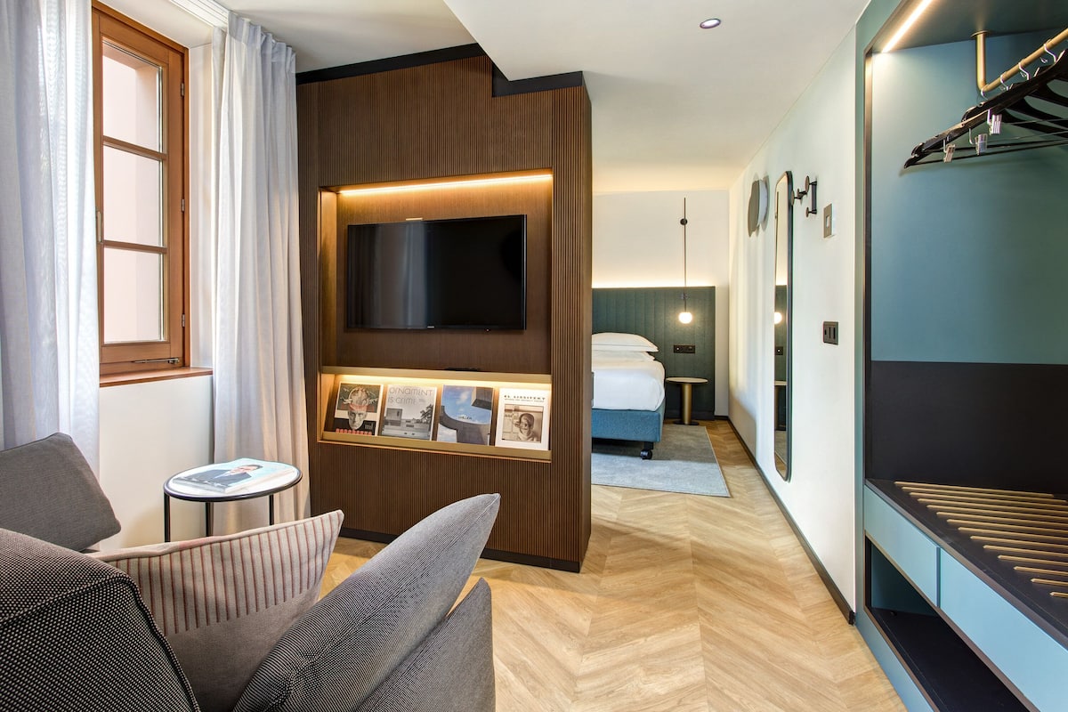 Premium bedding, down duvets, minibar, in-room safe