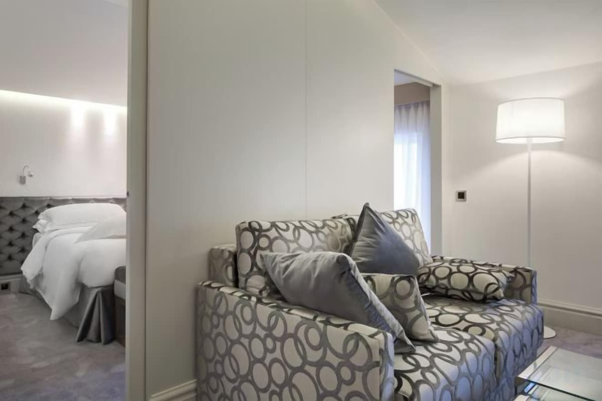 Premium bedding, down comforters, minibar, in-room safe