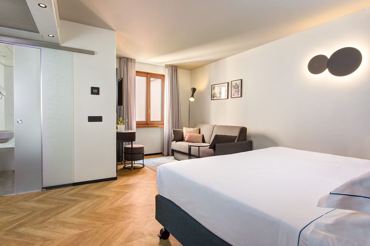 Premium bedding, down duvets, minibar, in-room safe