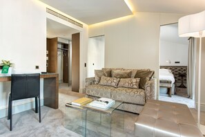 Suite with Air Conditioning | Living area