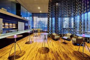 2 bars/lounges