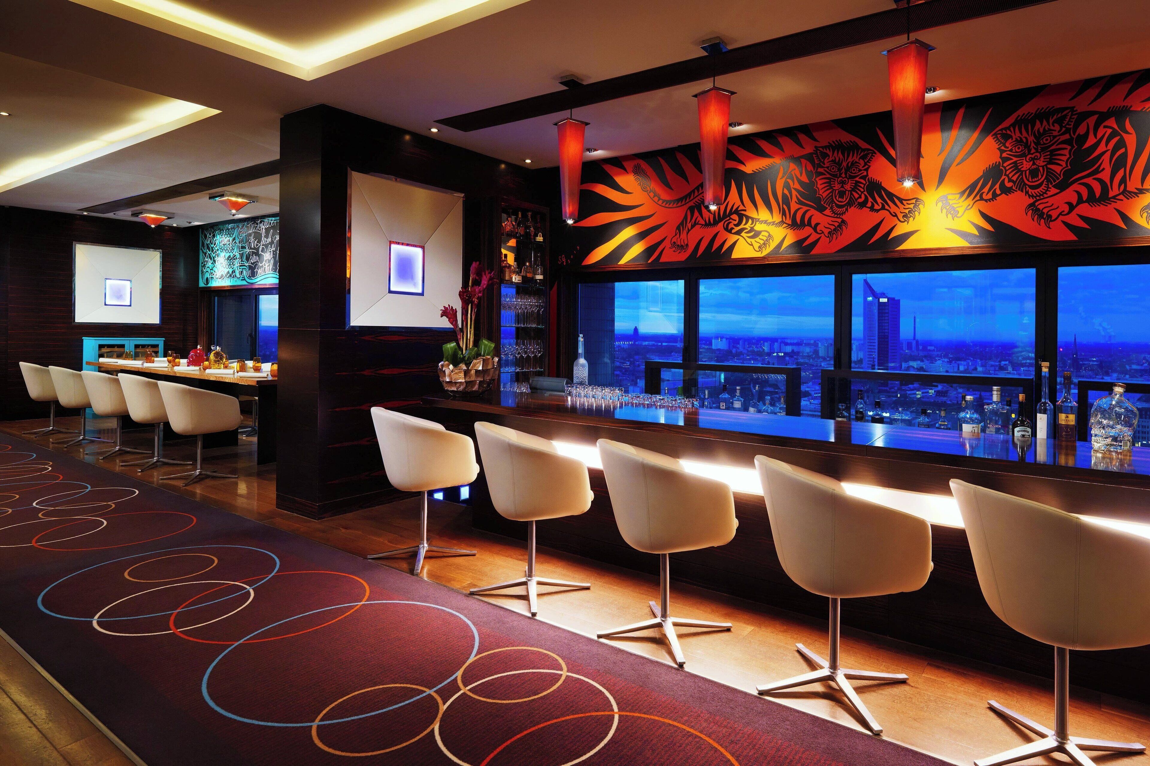 2 Bars/Lounges