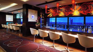 2 Bars/Lounges