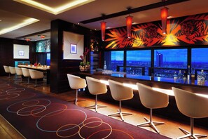 2 Bars/Lounges