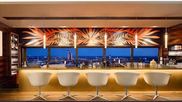 2 Bars/Lounges