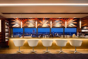 2 bars/lounges