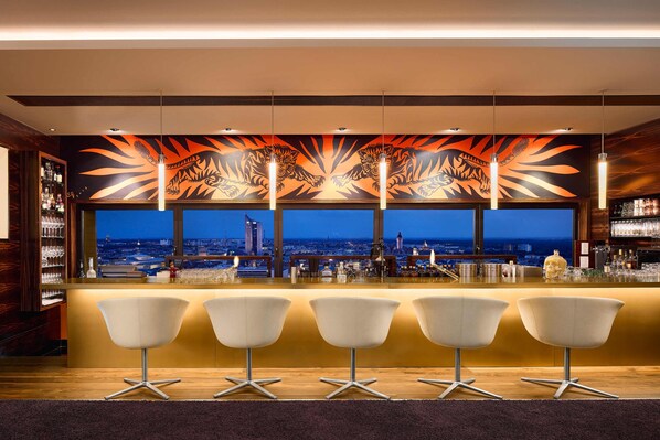 2 bars/lounges