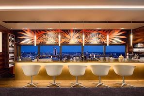 2 bars/lounges