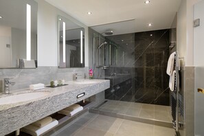Suite Executive, 1 camera da letto, vista città | Bagno | Vasca con acqua sorgiva, set di cortesia gratuito, asciugacapelli