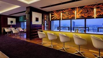 2 bars/lounges