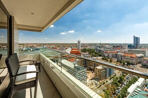 Deluxe-Suite, 1 Schlafzimmer, Stadtblick (Balcony) | Allergikerbettwaren, Zimmersafe, individuell eingerichtet, Schreibtisch