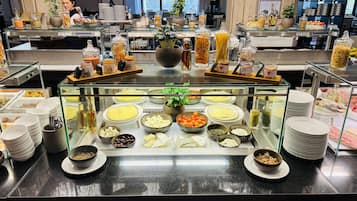 Desayuno buffet (EUR 27 por persona)